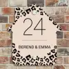 Beige luipaardprint - Klassiek Naambord Huisje klein -sfeer6