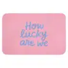 How lucky are we - Klavervier - Roze - Blauw Badmat klein -3d