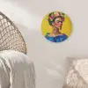 Frida Kahlo - Vrouw - Geel - Blauw - Bloemen Akoestische PET Vilt - Rond klein -sfeer4