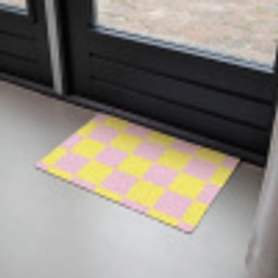 Schaakbord patroon - Geel - Roze - Blokjes Deurmat klein -sfeer2