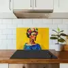 Frida Kahlo - Vrouw - Geel - Blauw - Bloemen keuken achterwand spatscherm klein -sfeer2
