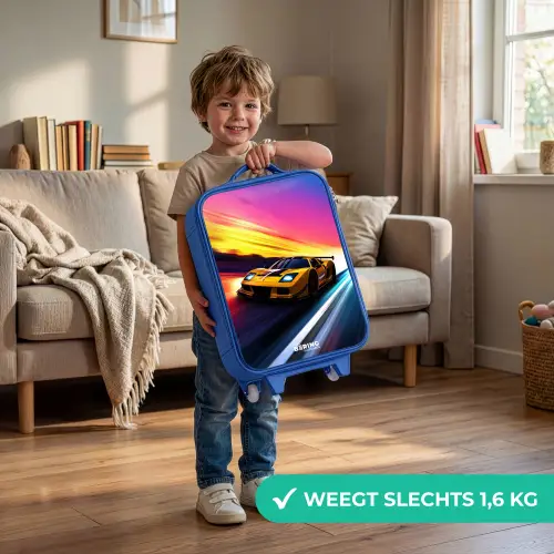 Gele raceauto bij kleurrijke zonsondergang Kinderkoffer - Blauw klein -sfeer2_NL
