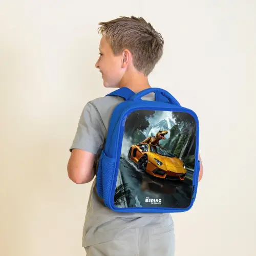 T-Rex op oranje sportauto in regenachtig woud Kinderrugzak - Blauw middel -sfeer2
