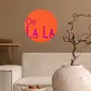 Oh la la - Oranje - Roze - Scheeflettertype Wandcirkel behangsticker klein -sfeer1