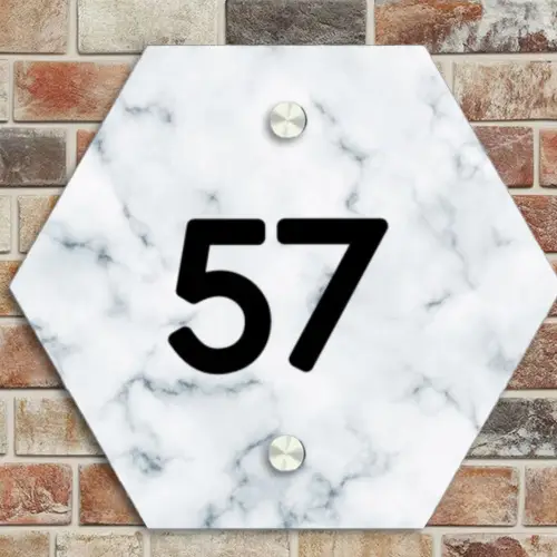Lichtblauw marmer - Traditioneel Naambord Hexagon klein -sfeer2