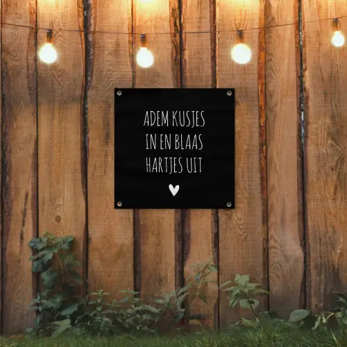 Spreuken - Adem kusjes in en blaas hartjes uit - Quotes tuinposter los doek klein -sfeer1