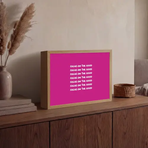 Focus on the good - Roze - wit Light Box met batterij (Wandlamp) middel -sfeer2