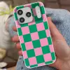 Schaakbord patroon - Groen - Roze - Blokjes Telefoonhoesje iPhone 17 Pro klein -sfeer2