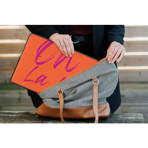 Oh la la - Oranje - Roze - Grafisch laptophoes neopreen klein -tas