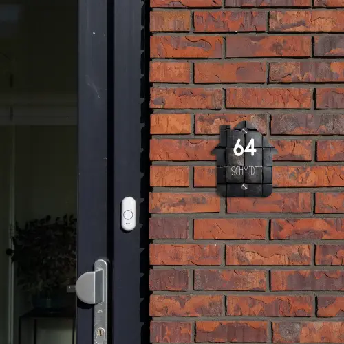 Zwarte houtblokken - Modern Naambord Huisje klein -sfeer2