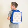 Vrolijke wolkjes met gezichtjes op crèmekleurige achtergrond Kinderrugzak - Blauw middel -sfeer2