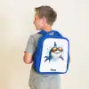 Coole haai met zonnebril in het water Kinderrugzak - Blauw middel -sfeer2