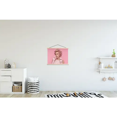 Vrouw - Roze - Parelketting - Krulspelden textielposter latten blank klein -kinderkamer