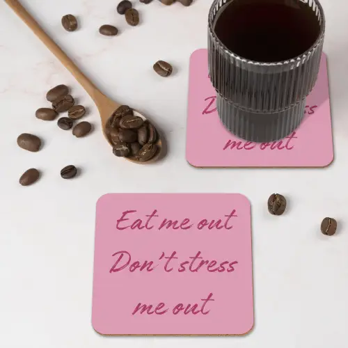 Eat me out don't stress me out - Roze - Handgeschreven onderzetter kurk middel -sfeer2