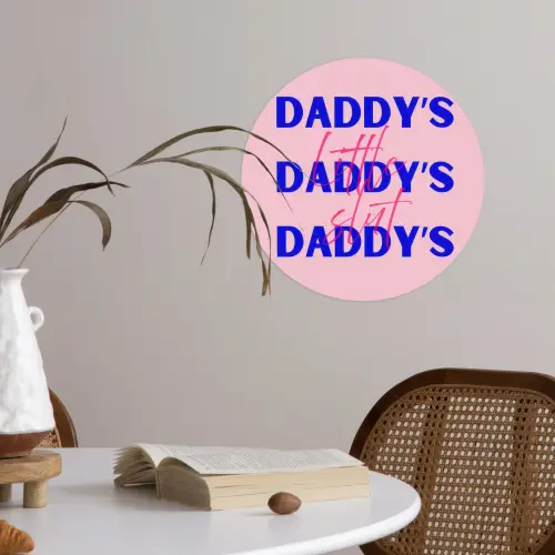 Daddy's - Blauw - Blokletters Wandcirkel behangsticker klein -sfeer3