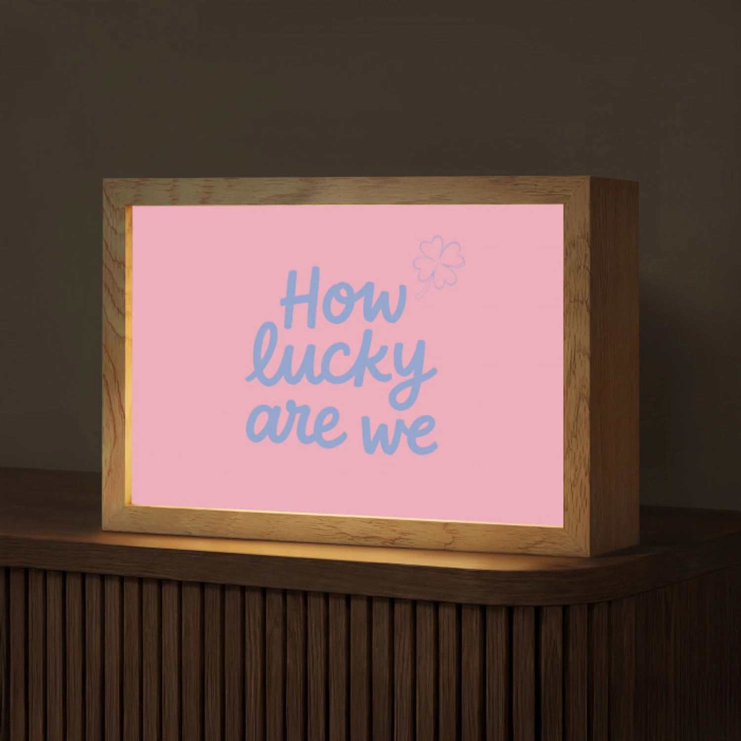 How lucky are we - Klavervier - Roze - Blauw Light Box met kabel (Tafellamp) klein -z3d_website