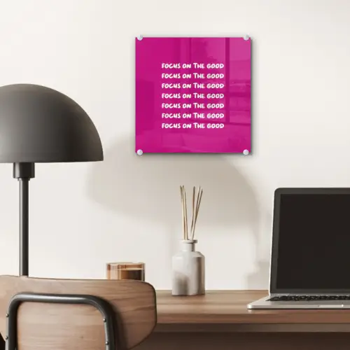 Focus on the good - Roze - wit plexiglas 5mm klein -sfeer6