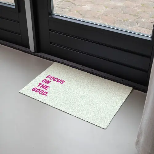 Focus on the good - Beige - Roze Deurmat klein -sfeer2