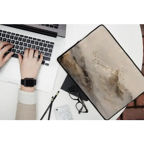 Berglandschap - Mist  - Penseelstreken laptophoes neopreen klein -bureau