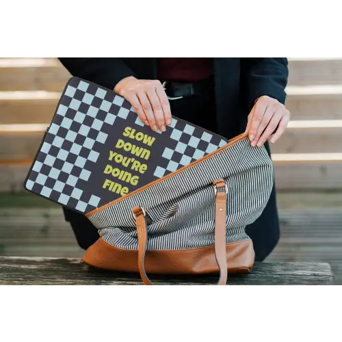Patroon - Geblok - Blauw - Slow down you're doing fine laptophoes neopreen klein -tas