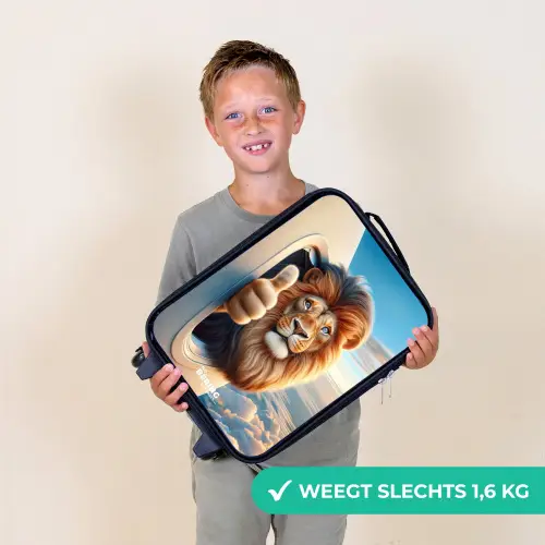 Leeuw uit een vliegtuigraam met zijn duim omhoog Kinderkoffer - Zwart klein -sfeer4_NL
