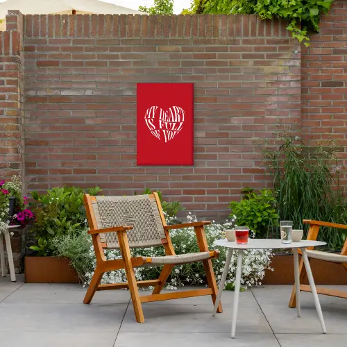 Rood - Hart- Tekst - Valentijn Tuinposter op houten frame 2 cm dik klein -sfeer3