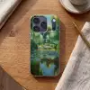Brug - Hout - Vijver - Waterlelies Telefoonhoesje iPhone 17 Pro klein -sfeer1