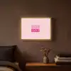Bisou - Roze - Minimalistisch Light Box met batterij (Wandlamp) middel -sfeer4