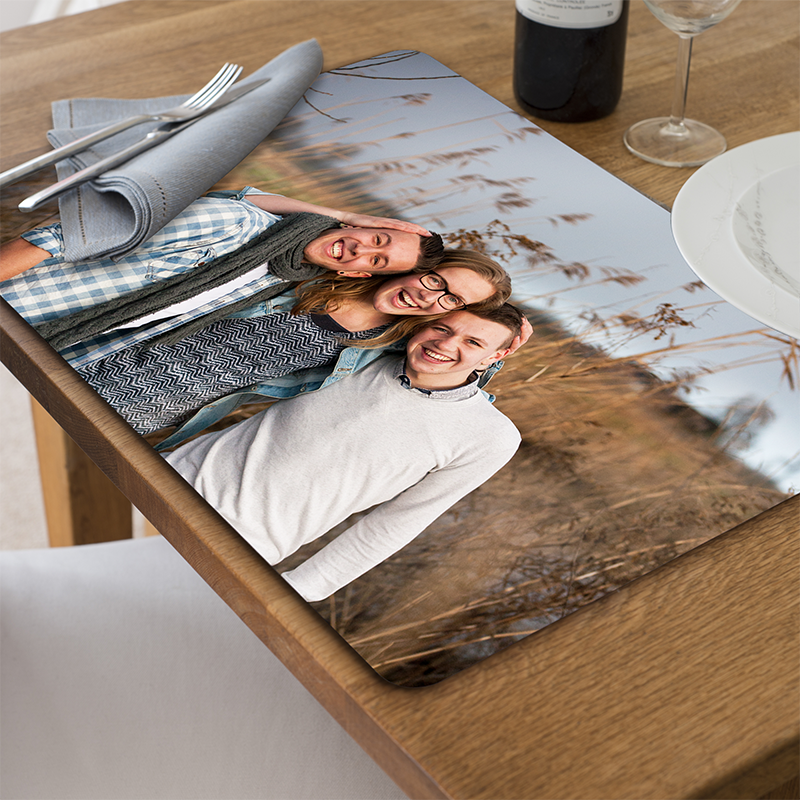 Een placemat met eigen afbeelding ligt op tafel