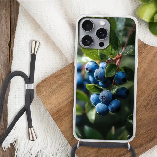 Blauwe bessen - Dauwdruppels - Natuurlijk licht Hoesje iPhone 16 Pro Max met koord klein -sfeer4