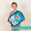 Vliegende eenhoorn met gouden vleugels boven kasteel Kinderkoffer - Zwart klein -sfeer4_NL
