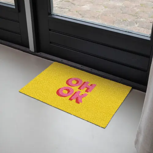 Oh ok - 3D - Geel - Roze Deurmat klein -sfeer2