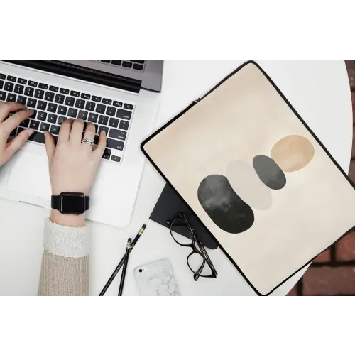 Japandi - Wabi sabi - Beige laptophoes neopreen klein -bureau