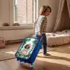 Meisje met donkere krullen in het bos Kinderkoffer - Blauw klein -sfeer1