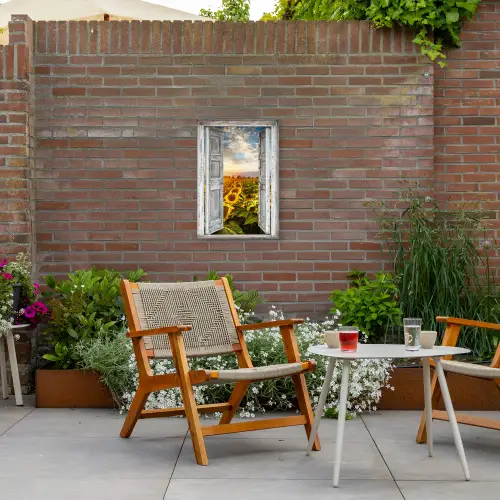 Oude deuren naar zonnebloemveld Tuinposter op houten frame 2 cm dik klein -sfeer3
