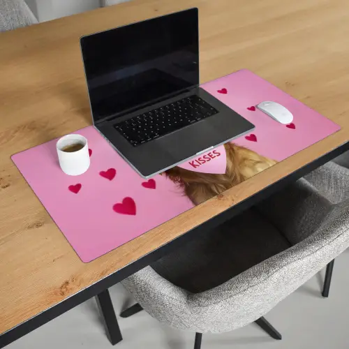 Hond - Kiss- Valentijn - Hartjes Muismat XXL klein -sfeer1