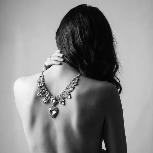 Behang - Vrouw - Ketting - Fashion - Zwart - Wit