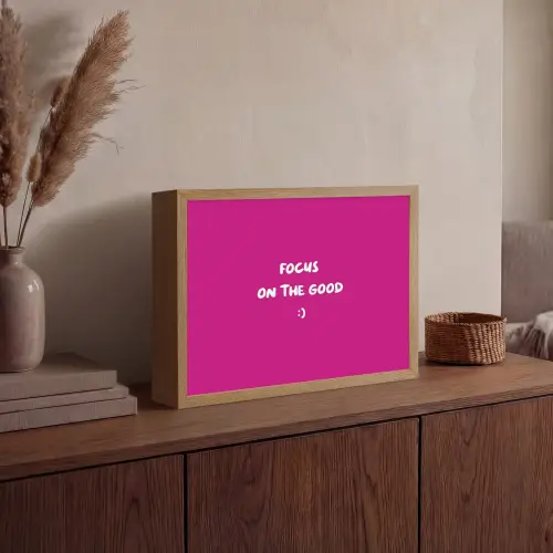 Focus - Smiley - Roze Light Box met batterij (Wandlamp) middel -sfeer2
