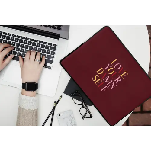 Love your damn self - Kleurrijk - Bordeaux laptophoes neopreen klein -bureau