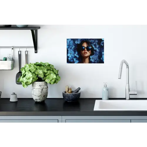 Vrouw - Blauw - Bloemen - Vlinders - Natuur Muursticker klein -keuken