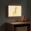 Giraffe - Regenboogmanen - Beige Light Box met batterij (Wandlamp kind) middel -sfeer5_kind