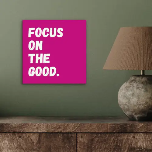 Focus on the good - Roze - Simple aluminium wit klein -sfeer2
