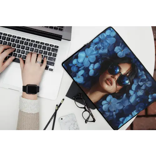 Vrouw - Blauw - Bloemen - Vlinders - Natuur laptophoes neopreen klein -bureau