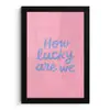 How lucky are we - Klavervier - Roze - Blauw fotolijst zwart zonder passe partout klein -3d