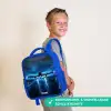 Vliegtuig opstartend in futuristisch nachtlandschap Kinderrugzak - Blauw middel -sfeer3_DE