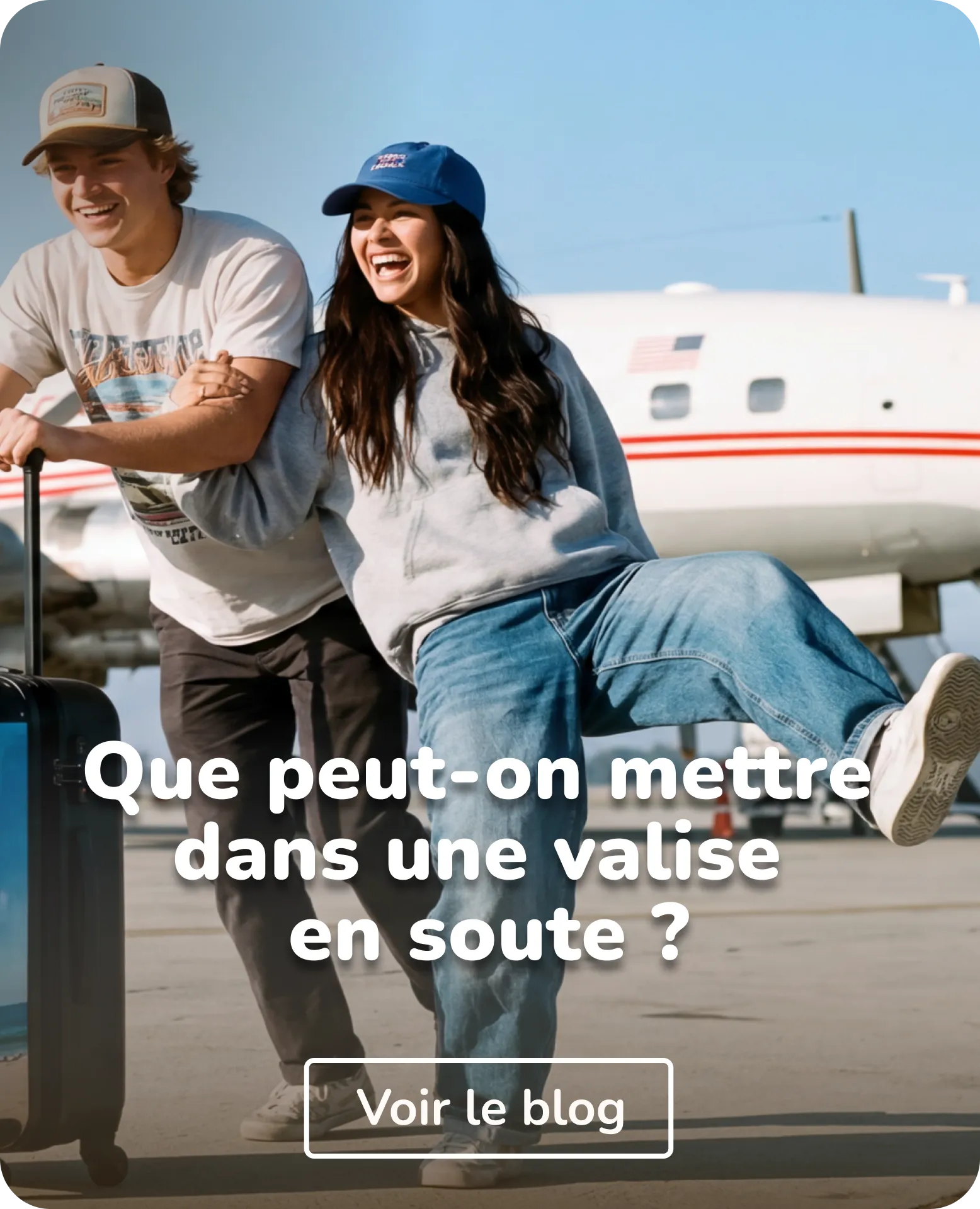 Un garçon et une fille traversent l'aéroport avec une valise.