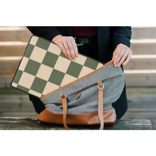 Schaakbord print - Groen - Beige - Blokjes laptophoes neopreen klein -tas
