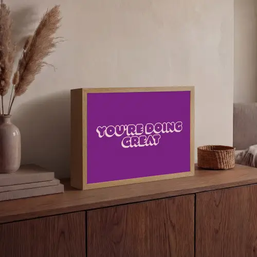 You're doing great - Paars - Bubble letters Light Box met batterij (Wandlamp) middel -sfeer2