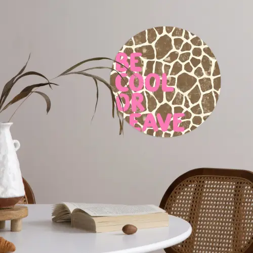 Tekst - Be cool or leave - Roze - Giraffenprint Wandcirkel behangsticker klein -sfeer3