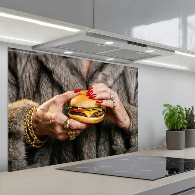 Spatscherm keuken - Vrouw - Hamburger - Bontjas